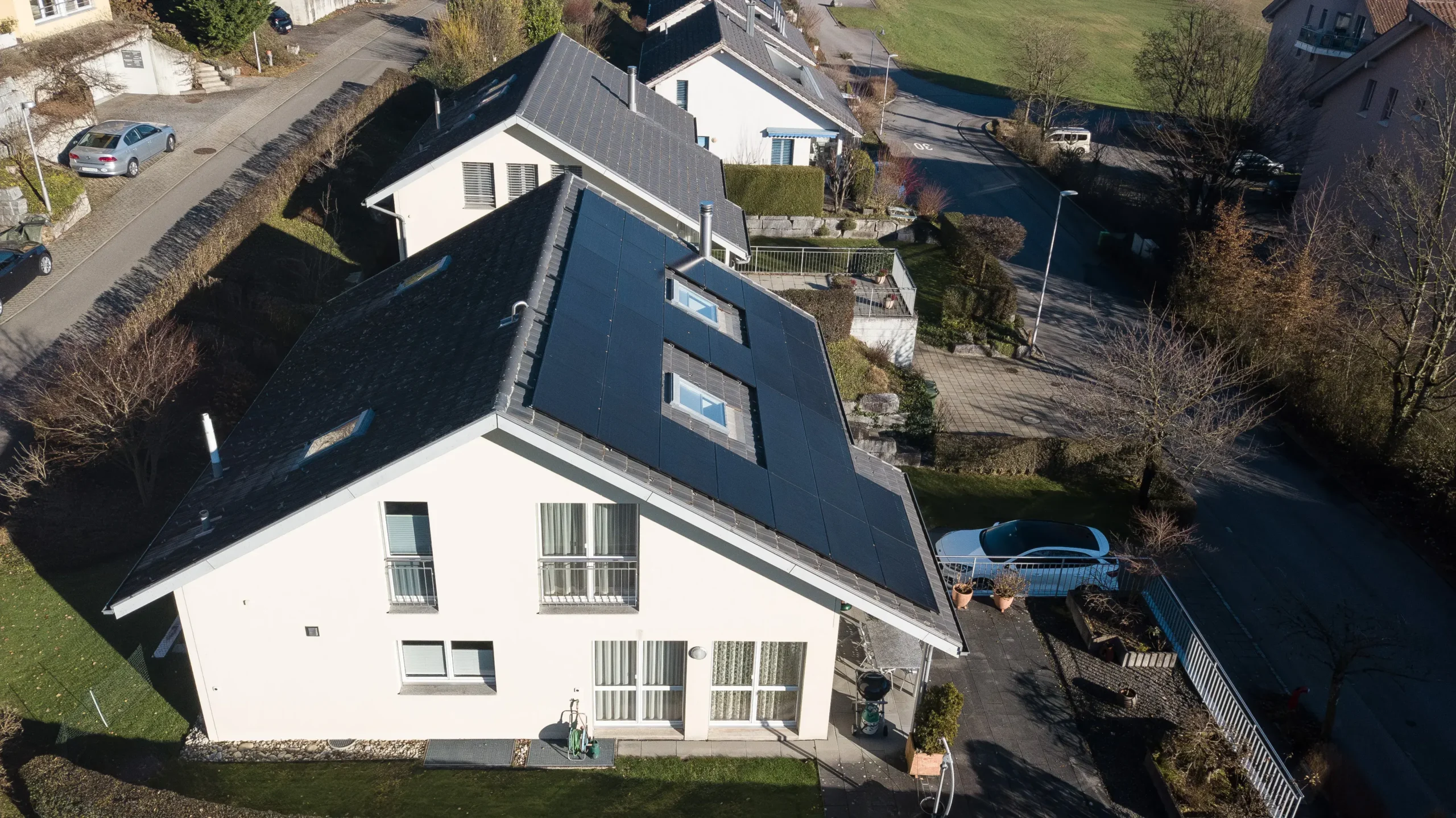 Photovoltaik-stsetech-luzern-pvanlage-solaranlage-haus-auto-garten-weiss